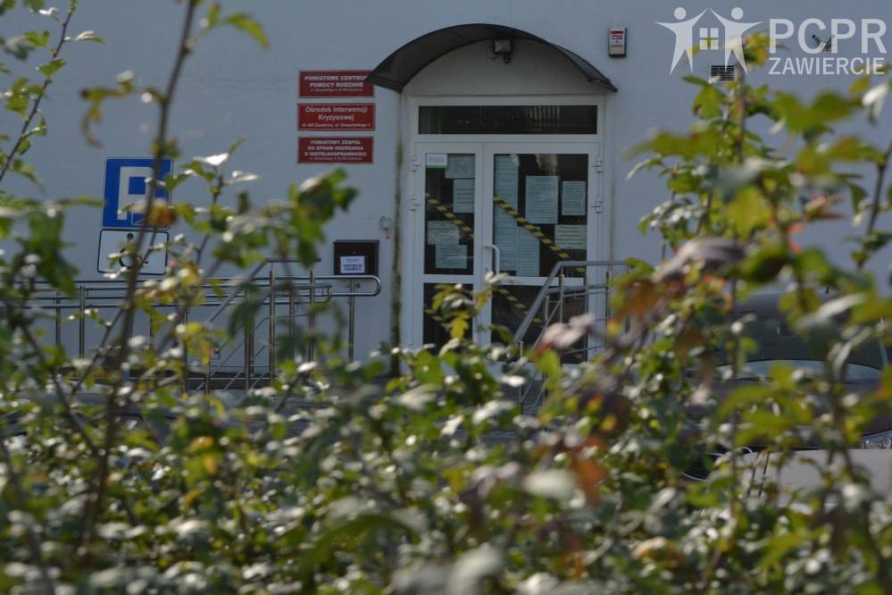 Zdjęcie: Wejście główne do budynku Powiatowego Centrum Pomocy Rodzinie w Zawierciu, widok od strony ulicy Daszyńskiego